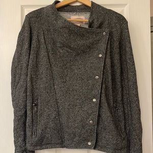 Light weight asymmetrical jacket